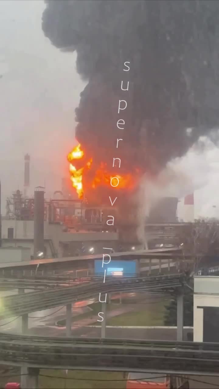 На химическом заводе Нижнекамскнефтехим в Нижнекамске Татарстана произошел крупный пожар.