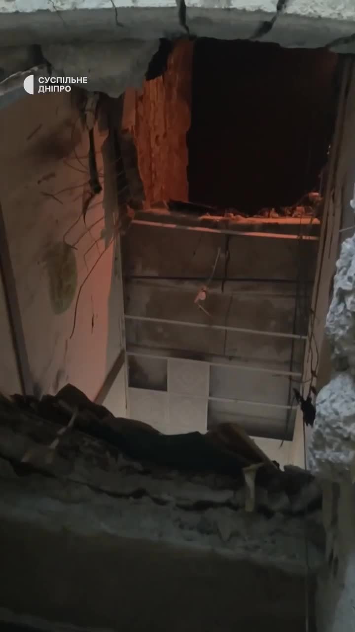 تضررت مكاتب تحرير صحيفة سوسبيلني دنيبرو ومحطة أوكراينسكي الإذاعية نتيجة لغارات طائرات روسية بدون طيار في مدينة دنيبرو.