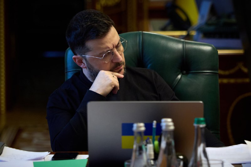 Président Zelensky : J'ai eu un entretien conjoint avec le président français Emmanuel Macron, le Premier ministre britannique Keir Starmer et le chancelier fédéral allemand Friedrich Merz. Nous avons discuté d'un plan de paix pour l'Ukraine et l'ensemble de l'Europe. Nous saluons les efforts déployés par les États-Unis, le président Trump et son équipe pour mettre fin à ce conflit. Nous travaillons actuellement sur un document préparé par la partie américaine. Ce plan doit garantir une paix véritable et digne.