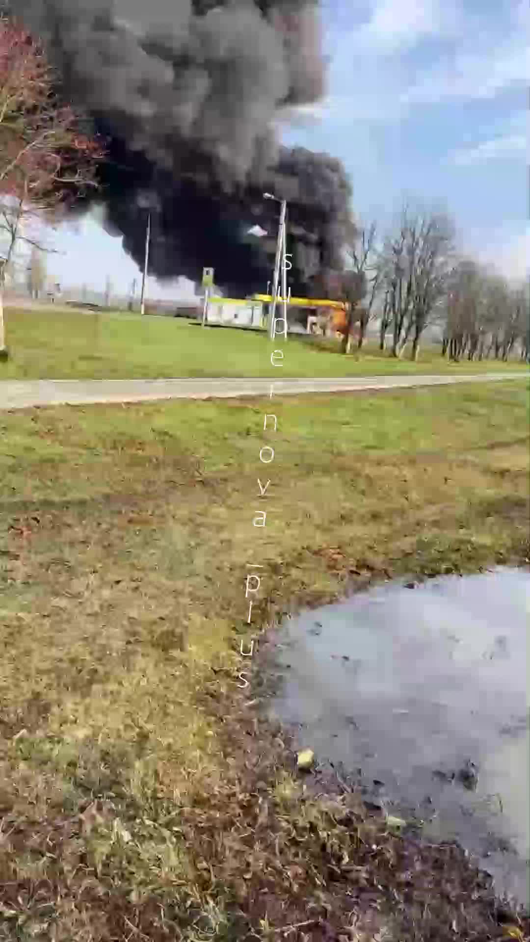 Incendie dans une station-service à Valuyki après une frappe de drone présumée.