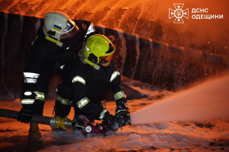 Зеленський: Зараз у Києві на місцях російських ударів працюють наші рятувальники. Основний російський удар уночі був по столиці та області, і в місті є багато пошкоджень житлових будинків та цивільної інфраструктури. Станом на зараз відомо про тринадцять поранених і шістьох загиблих людей. Є руйнування на Одещині: були удари по портах, по продовольству та інфраструктурі – жодного військового сенсу.Також били по Дніпровщині, Харківщині, Чернігівщині та Черкащині. Головні цілі – енергетика і все, що забезпечує нормальне життя. Загалом росіяни застосували 22 ракети різних типів, зокрема аеробалістичні, та понад 460 дронів