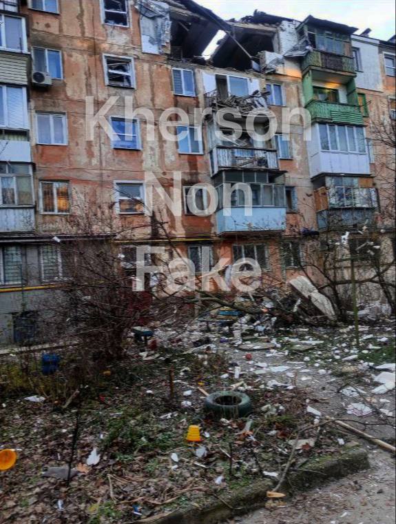 Au moins trois maisons d'habitation ont été endommagées à Kherson à la suite de bombardements d'artillerie russes dans la nuit.