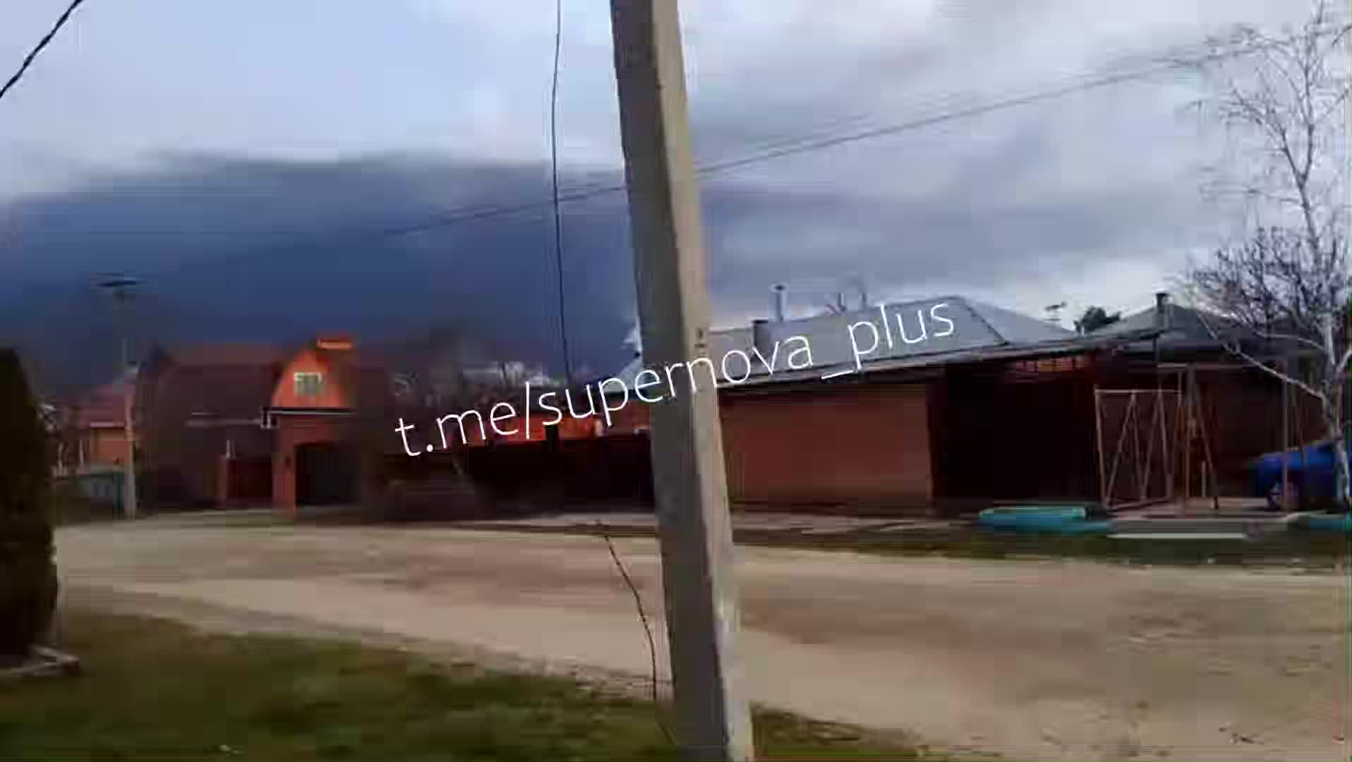 In Labinsk in der Region Krasnodar ist infolge eines Drohnenangriffs ein Öldepot in Brand geraten.