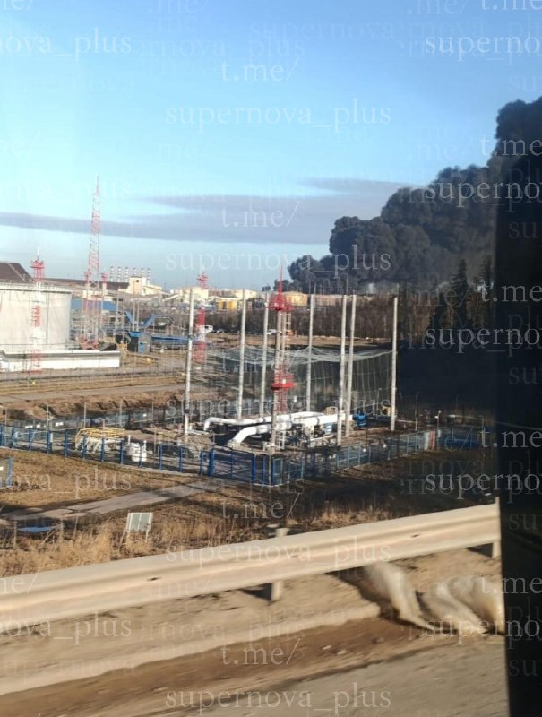 Ust-Luga terminalinde gece boyunca düzenlenen insansız hava aracı saldırısının ardından yangınlar çıktı.