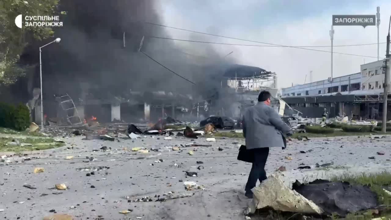 Разрушения в Запорожье в результате авиаудара планирующей бомбы.