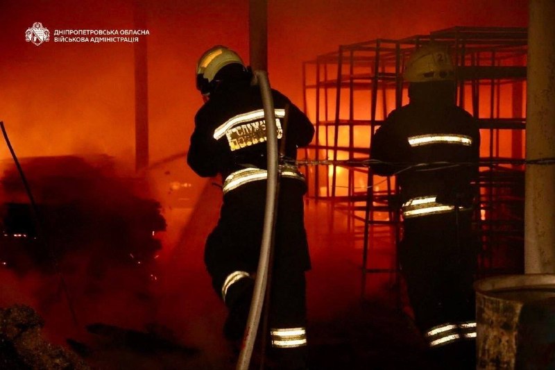 مقتل 4 أشخاص وإصابة 16 آخرين جراء غارات صاروخية في مدينة دنيبرو