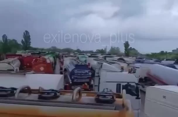 Queue of fuel trucks to Crimea