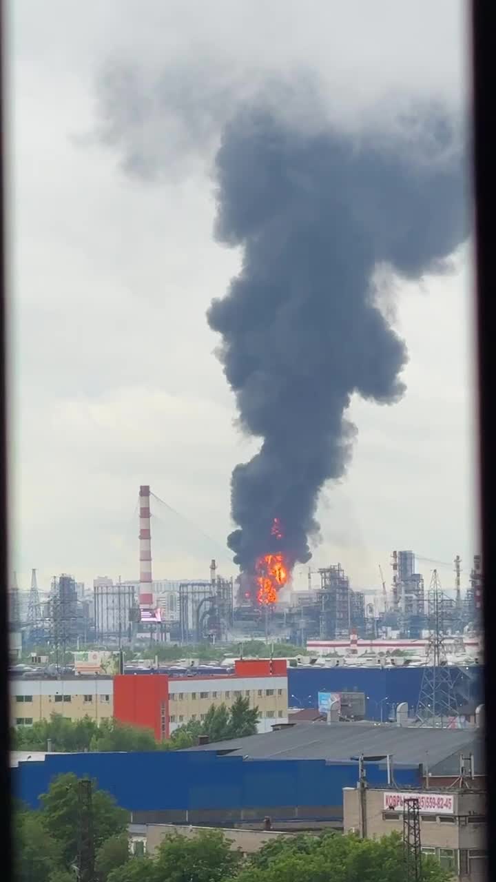 President Zelensky confirms strikes at oil refinery in Kapotnya in response to recent Russian attacks and Kremlin’s unwillingness to end the war