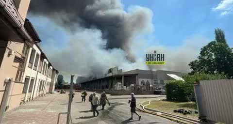 Russia strikes Nova Poshta logistics center in Obolonskyi district of Kyiv