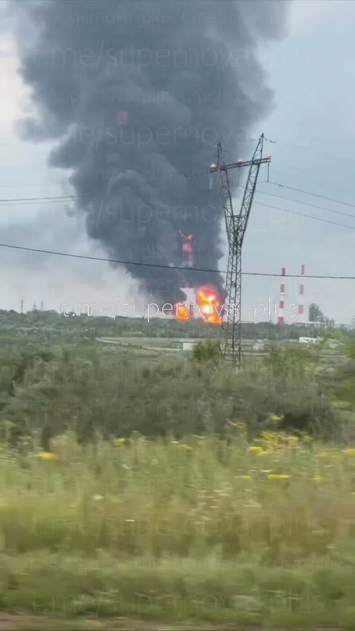 Fires at the oil refinery in Syzran as result of drones strikes