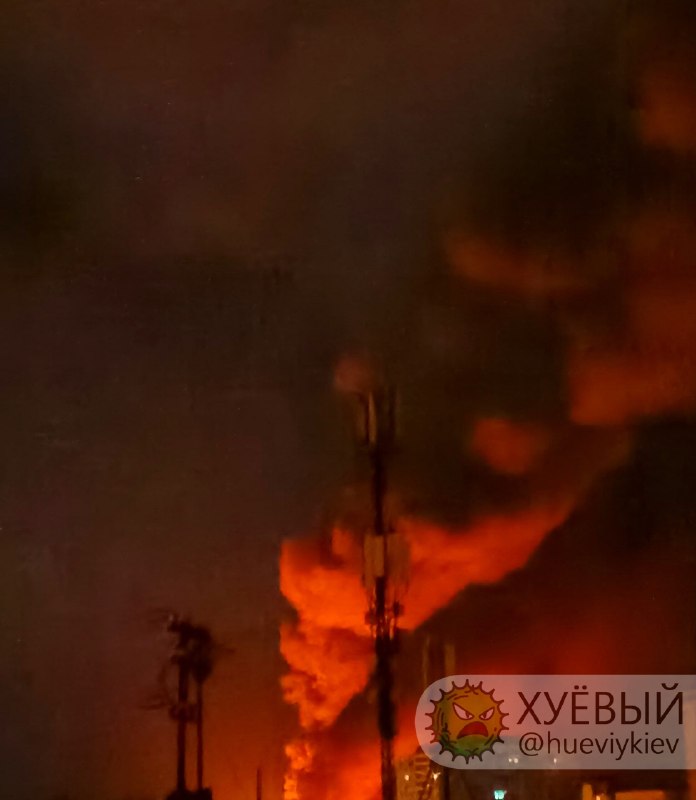 Large fire in Darnytskyi district of Kyiv