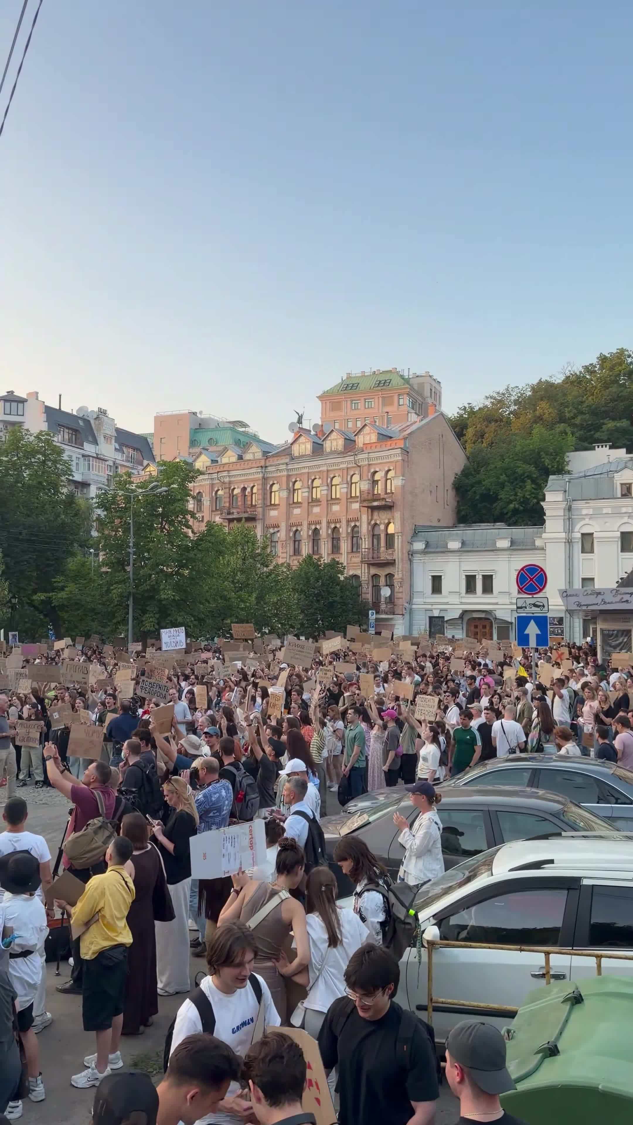 The pro-Fedorov/anti-corruption protests in Kyiv are continuing into the night