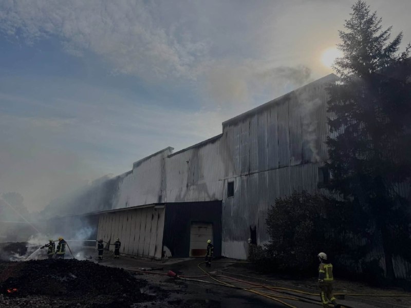 In Brovary, the Russian army attacked the EVA distribution center, the company reported. There were no deaths or injuries. The fire that broke out as a result of the attack is being extinguished.