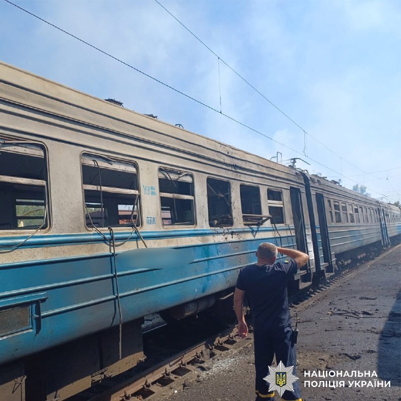 Personenzug infolge russischer Angriffe in der Region Charkiw beschädigt