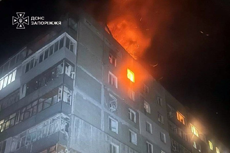 على الأقل شخصان قتيلان نتيجة ضربات روسية تستهدف البنية التحتية المدنية في زابوريجيا خلال الليل.