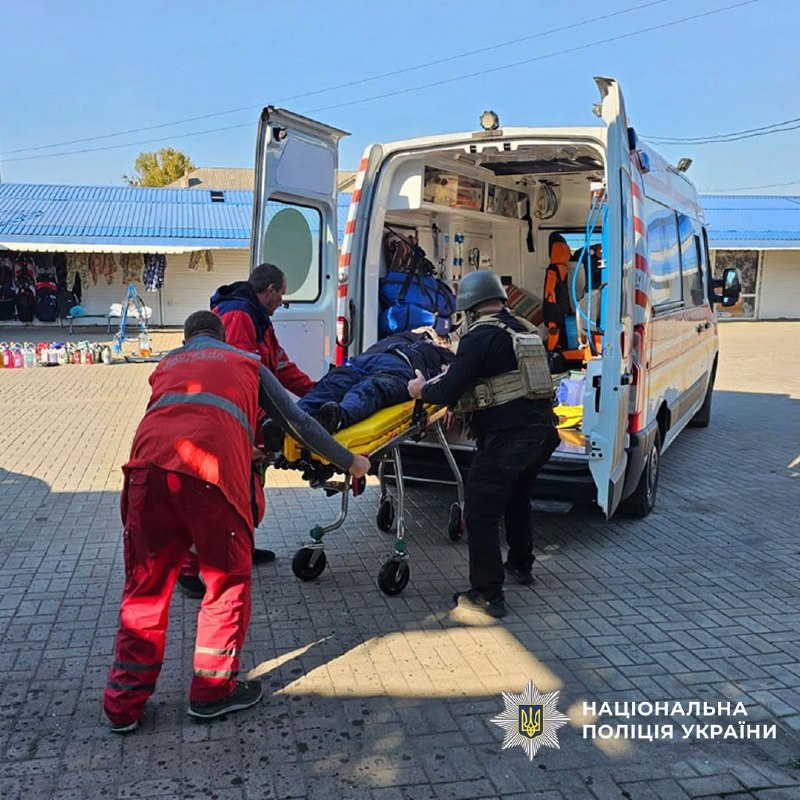 تعرضت سلفانسك لكمين بواسطة طائرة بدون طيار من طراز مولنييا-2 خلال الـ 24 ساعة الماضية. أدى الهجوم إلى إصابة خمسة أشخاص وتضرر ثلاثة منازل خاصة، وفقًا لشرطة مقاطعة دونيتسك.